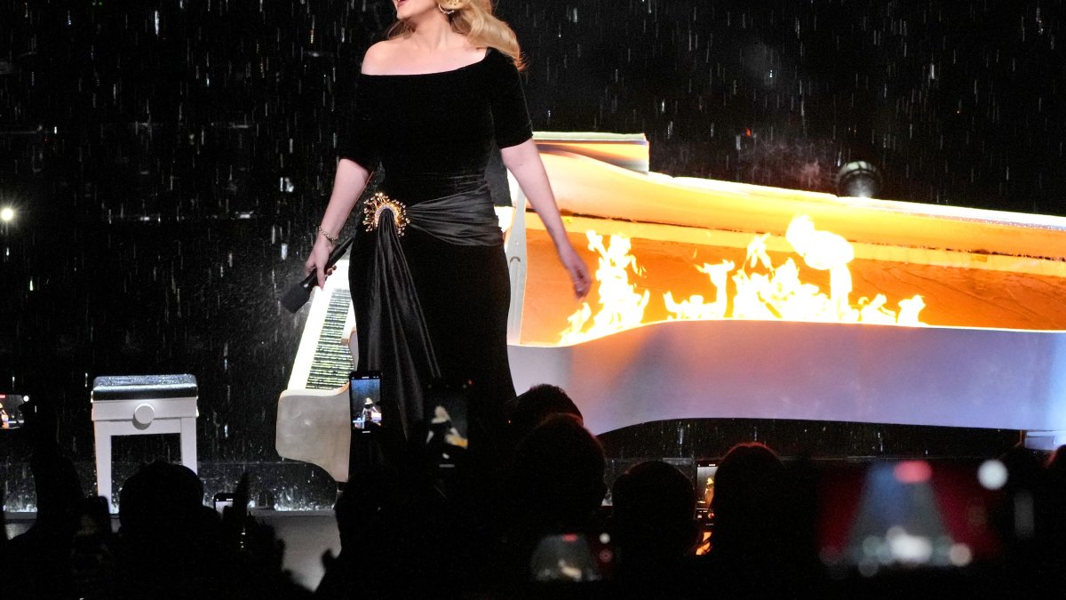 Adele Claims She Has ‘a Waddle’ All through Vegas Residency Concert