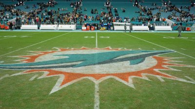 December 11, 2022 Miami Dolphins head coach Mike McDaniel in action during  the NFL football game against the Los Angeles Chargers in Inglewood,  California. Mandatory Photo Credit : Charles Baus/CSM/Sipa USA(Credit  Image: ©