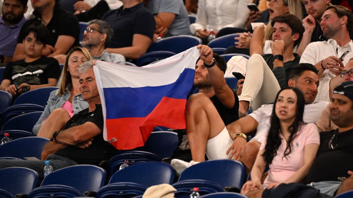 Пропутинские флаги и кричалки на Открытом чемпионате Австралии по теннису вызывают тревогу, несмотря на запрет – NBC6 Южная Флорида