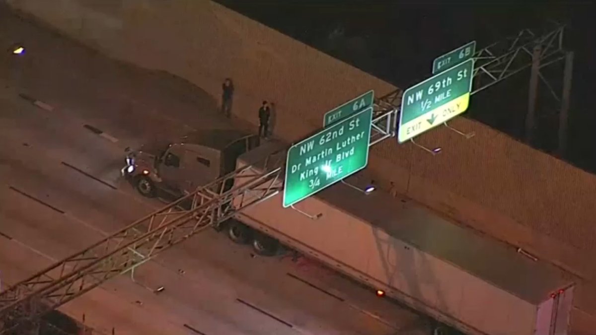 Man Struck By Tractor Trailer While Walking On I 95 In Northwest Miami