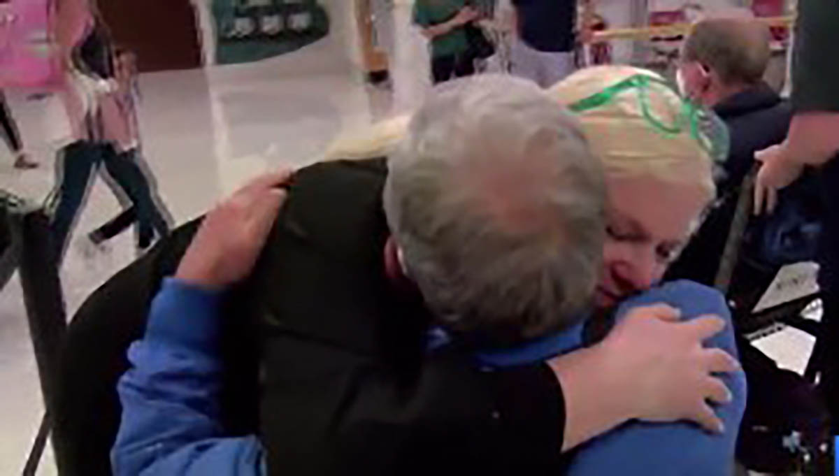 Strangers help reunite woman with biological father after 25 years - ABC  News