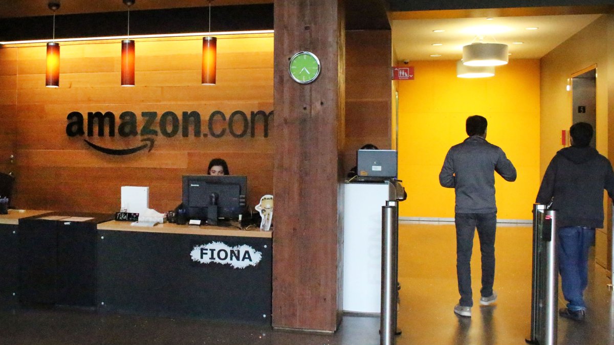 Amazon Employees Vent on Slack About About Sudden Return-To-Office Mandate – NBC 6 South Florida - Vimarsana News