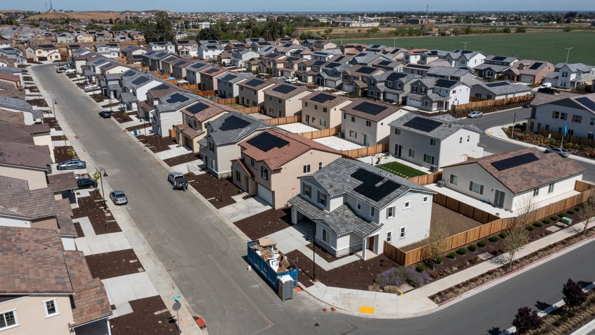 In This Volatile Housing Market, Here's How to Know When the Bottom Is in - Vimarsana News