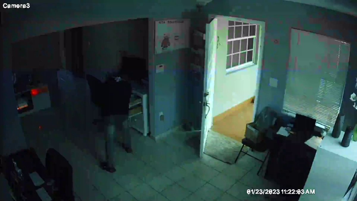 Men Caught on Camera Taking Safe From Miami Home – NBC 6 South Florida