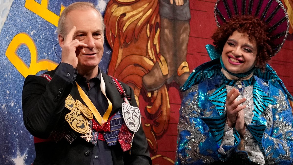 ‘It’s a Outrageous Honor’: Bob Odenkirk Celebrated at Harvard as Hasty Pudding Man of the 12 months