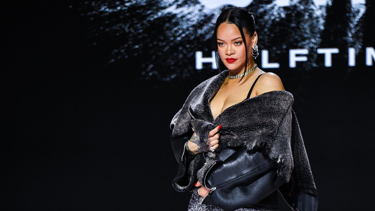 Rihanna Examined Beyoncé’s Super Bowl Halftime Performances to Prepare for 2023 Exhibit