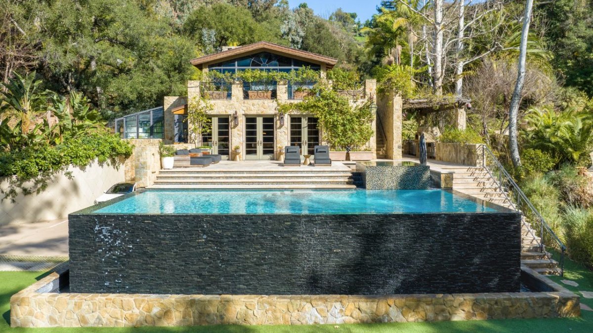 Photos: Jennifer Lopez Puts .5 Million Mansion Up For Sale in Los Angeles Neighborhood