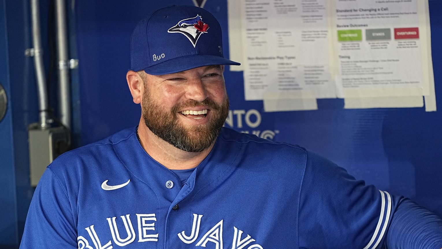 Blue Jays manager John Schneider saves woman from choking at