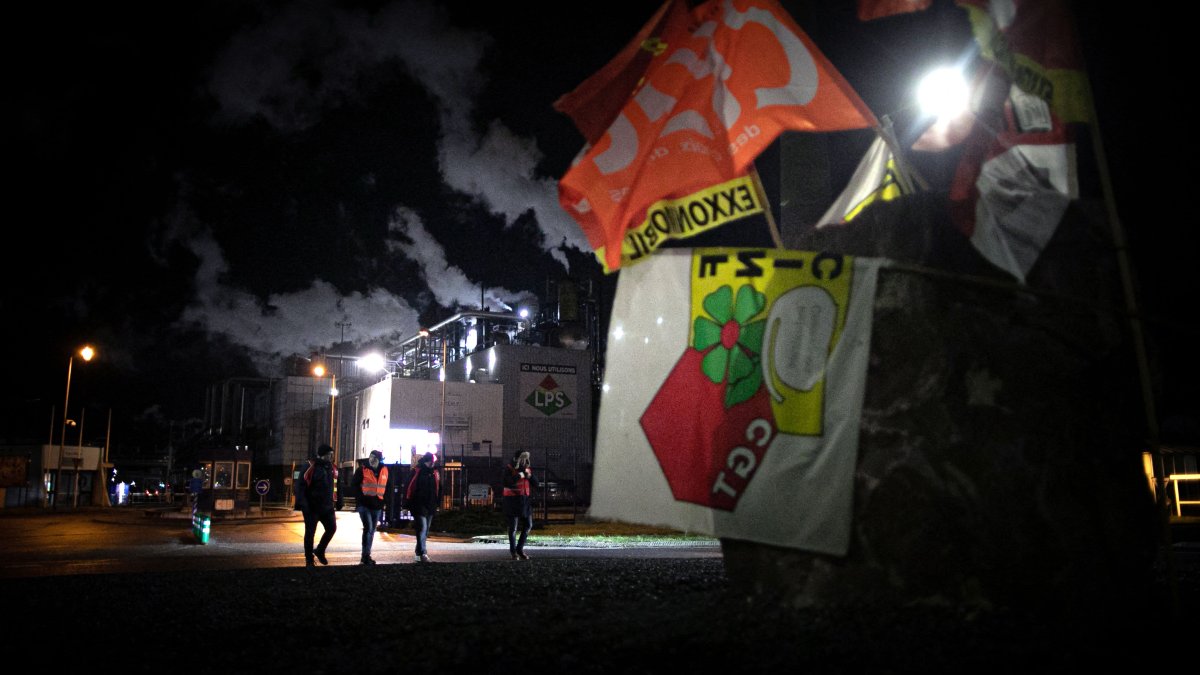 'Let's Bring France to a Halt': Oil Refineries Blocked and Trains Halted by Pension Reform Protests – NBC 6 South Florida - Vimarsana News