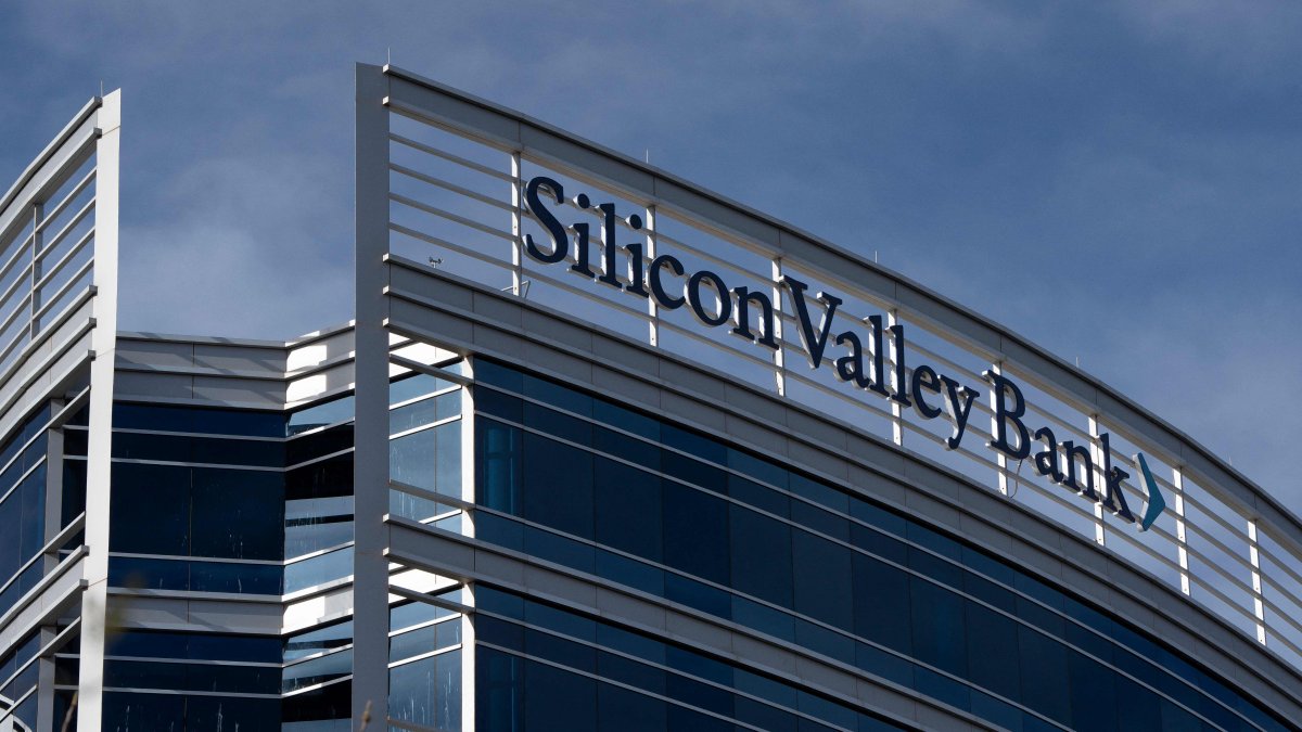 Top Senate Democrats Press DOJ, SEC to Investigate Whether Silicon Valley Bank Executives Broke Any Laws - Vimarsana News