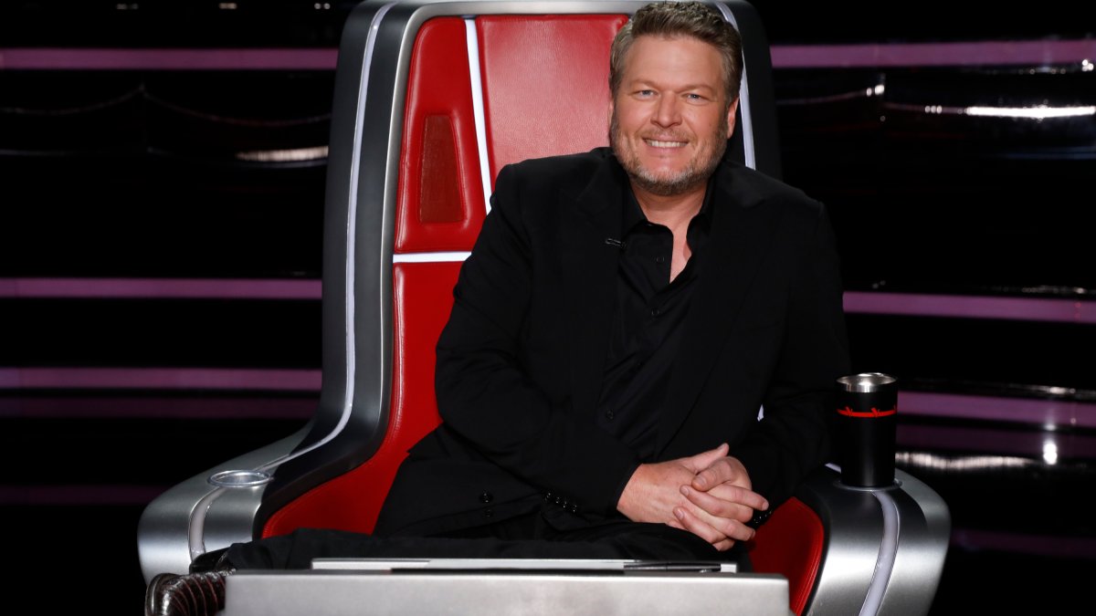 Kelly Clarkson Makes Blake Shelton Just take a Lie Detector on ‘The Voice’: ‘He’s a Liar’
