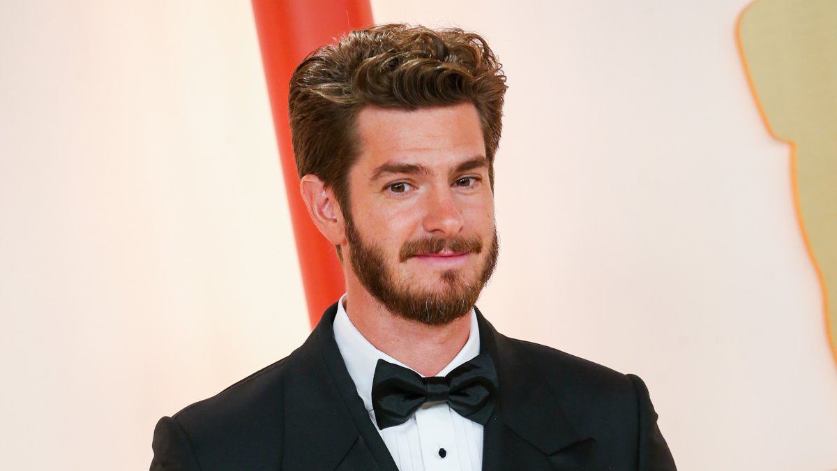 Andrew Garfield Made the Meme of the Evening Just 10 Minutes Into the 2023 Oscars