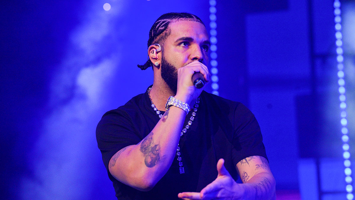 Video clip shows admirer toss cell telephone at Drake throughout Chicago concert