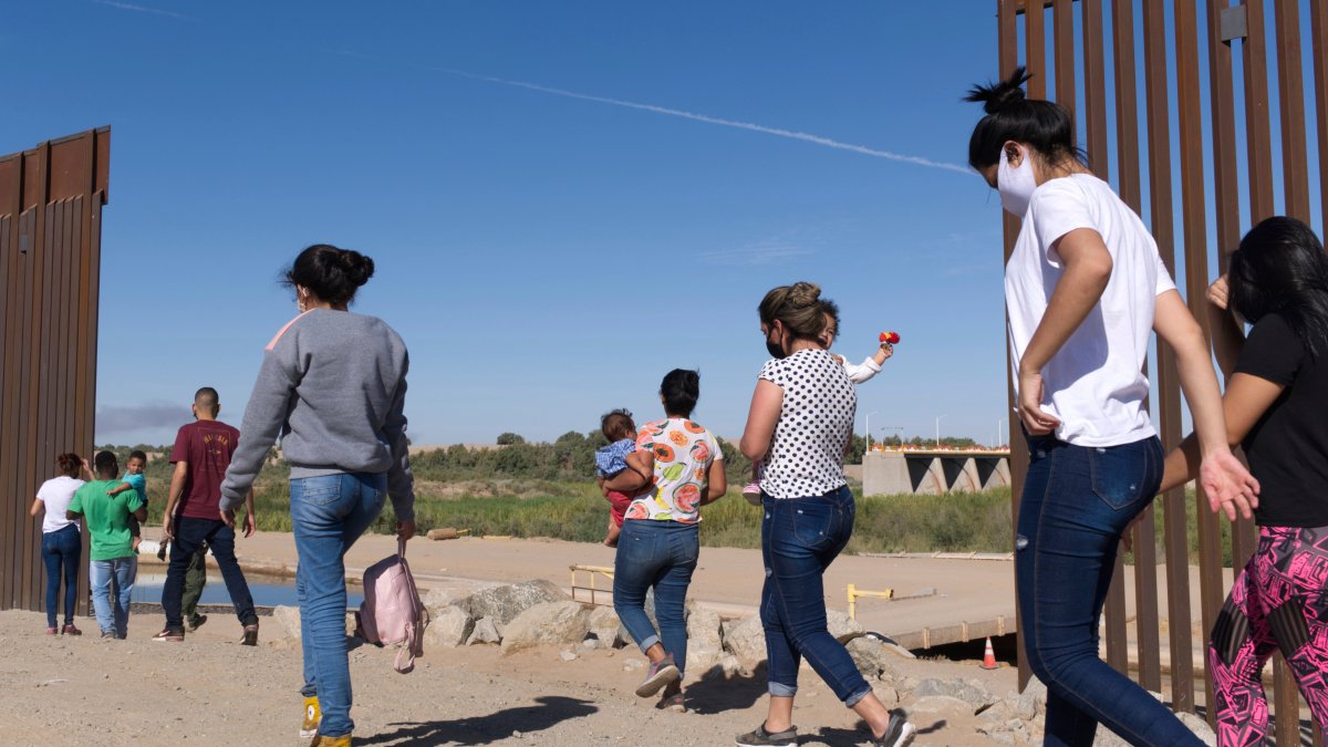 EE. UU. probará exámenes de asilo acelerados en la frontera con México – NBC 6 South Florida