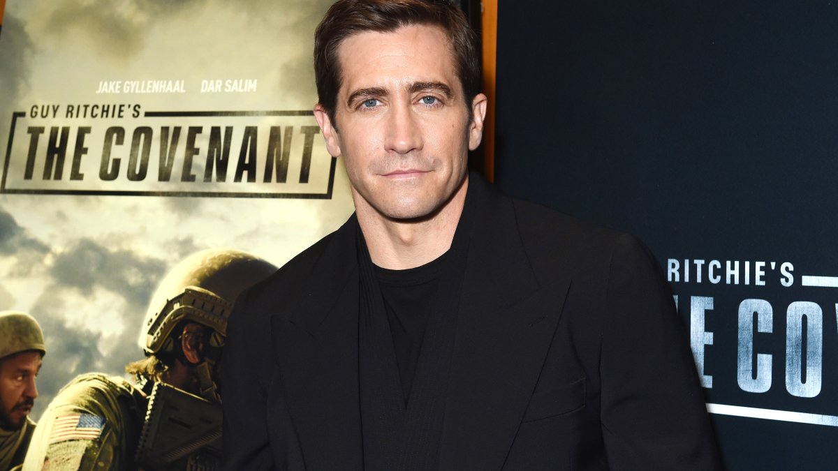 Kelly Clarkson Asks Jake Gyllenhaal If He is Had a ‘Real Job’