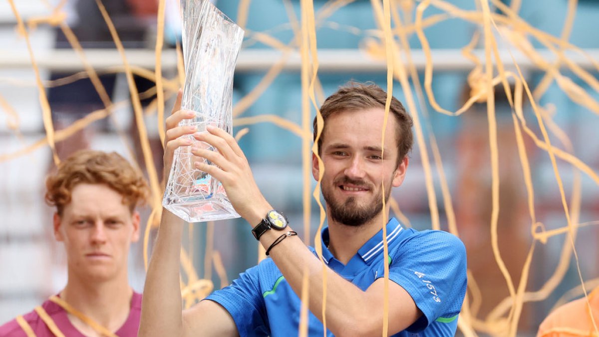 Медведев бьет фол в двух сетах подряд на Miami Open — NBC6 South Florida Медведев бьет фол в двух сетах подряд на Miami Open — NBC6 South Florida