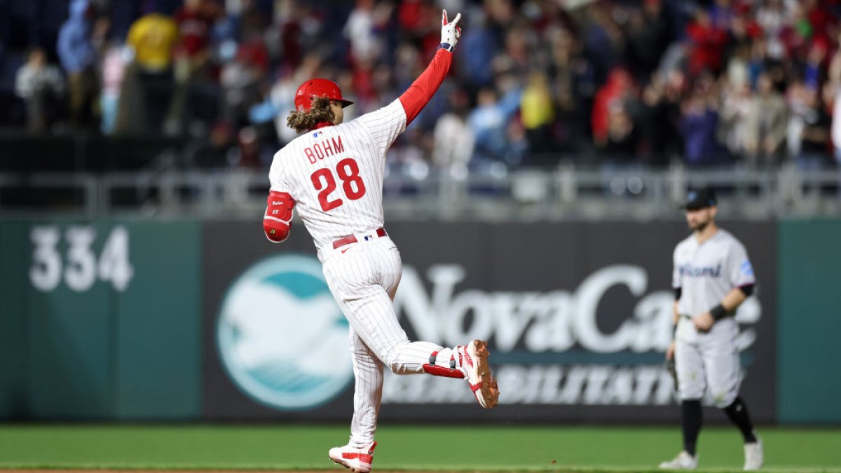 Red Sox's 8-game win streak snapped by scuffling Phillies