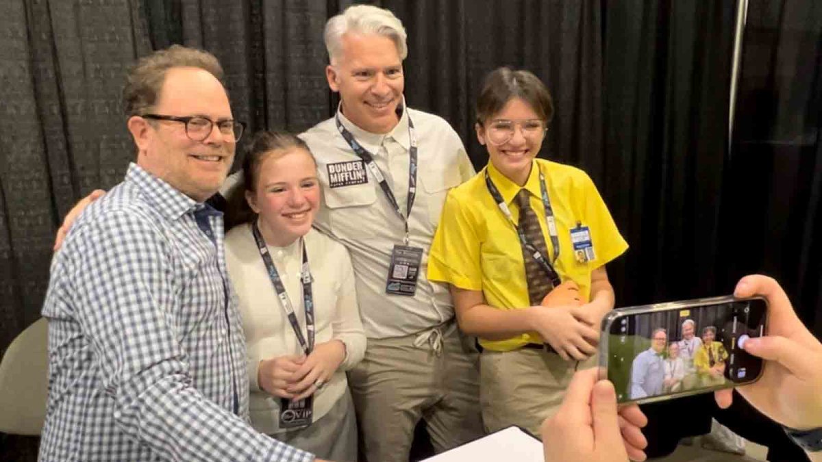 Identity Theft is a Crime! Admirers Fulfill Rainn Wilson, Dress as Dwight Schrute at Chicago’s ‘Office’ Convention