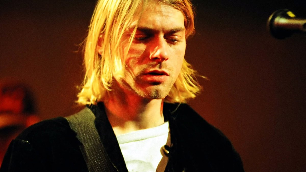 Kurt Cobain’s Smashed Fender Guitar Sells for Pretty much 0,000