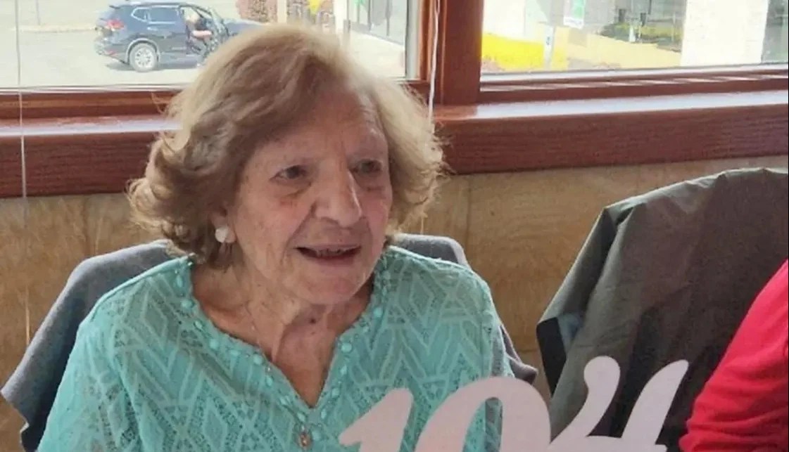 Woman, 104, Drinks Beer and Wears Makeup Every Day - Vimarsana News