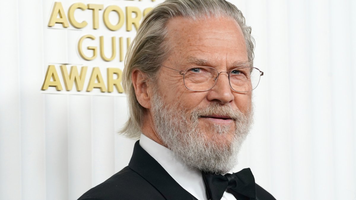 Jeff Bridges Remembers Staying in ‘Surrender Mode’ Amid In close proximity to-Deadly Well being Battles
