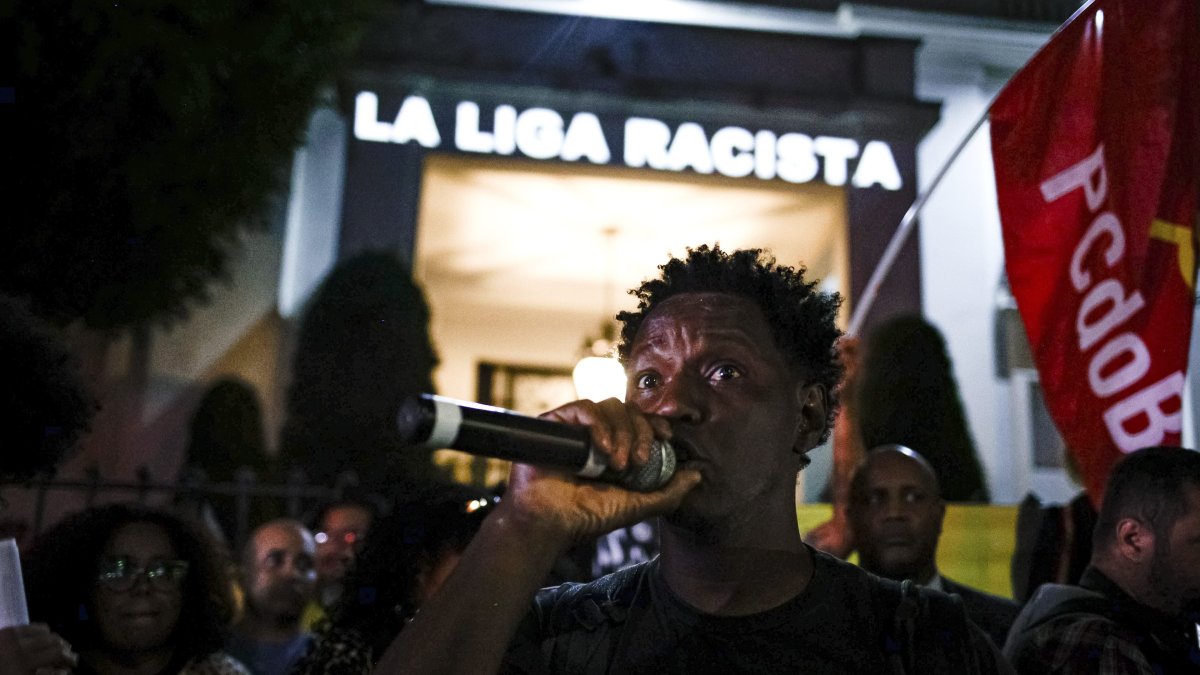 Brasileños protestan frente al consulado español tras la disputa racista de Vini – NBC 6 South Florida