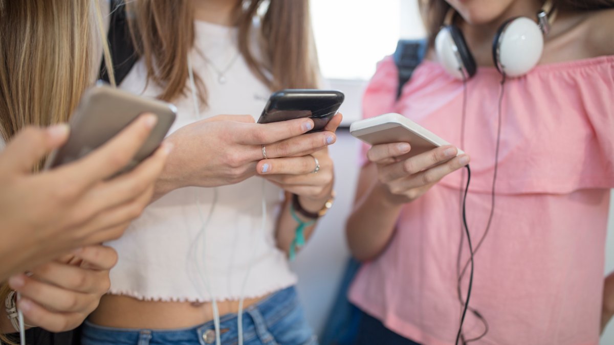 APA Offers New Social Media Guidelines for Teens – NBC 6 South Florida - Vimarsana News