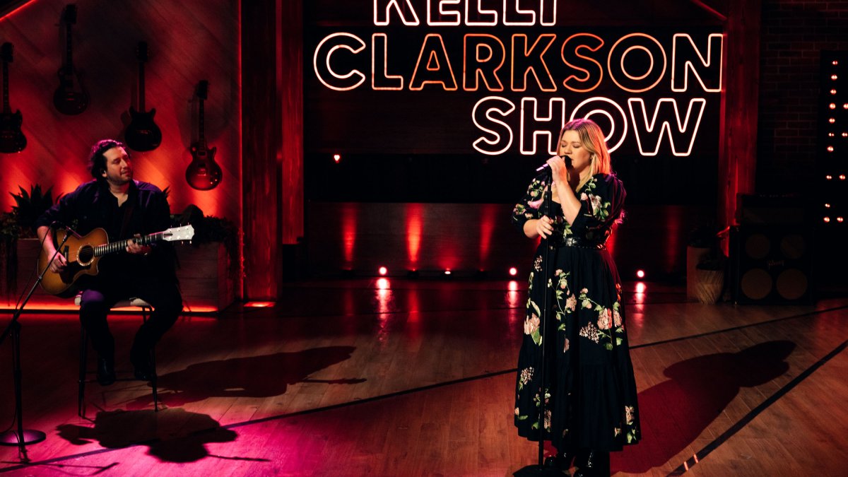 Kelly Clarkson Responds to Allegations of a ‘Toxic’ Office At the rear of the Scenes