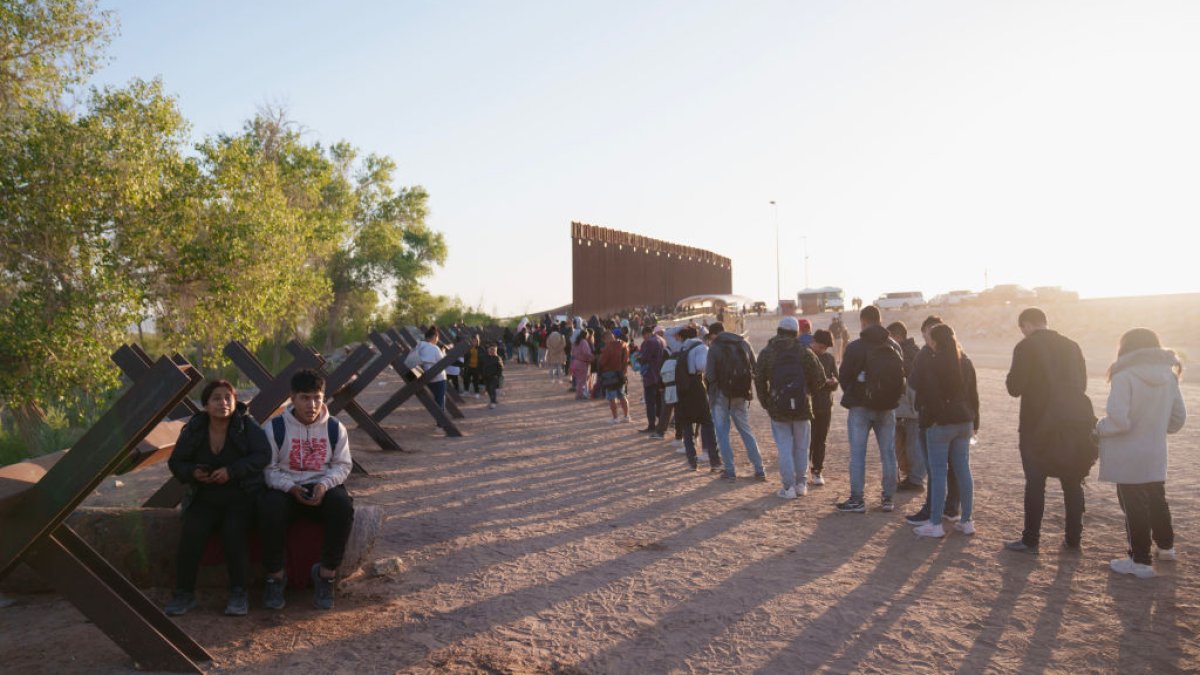 Inmigrantes se reúnen en la frontera entre EE. UU. y México mientras expira el Título 42 – NBC 6 South Florida