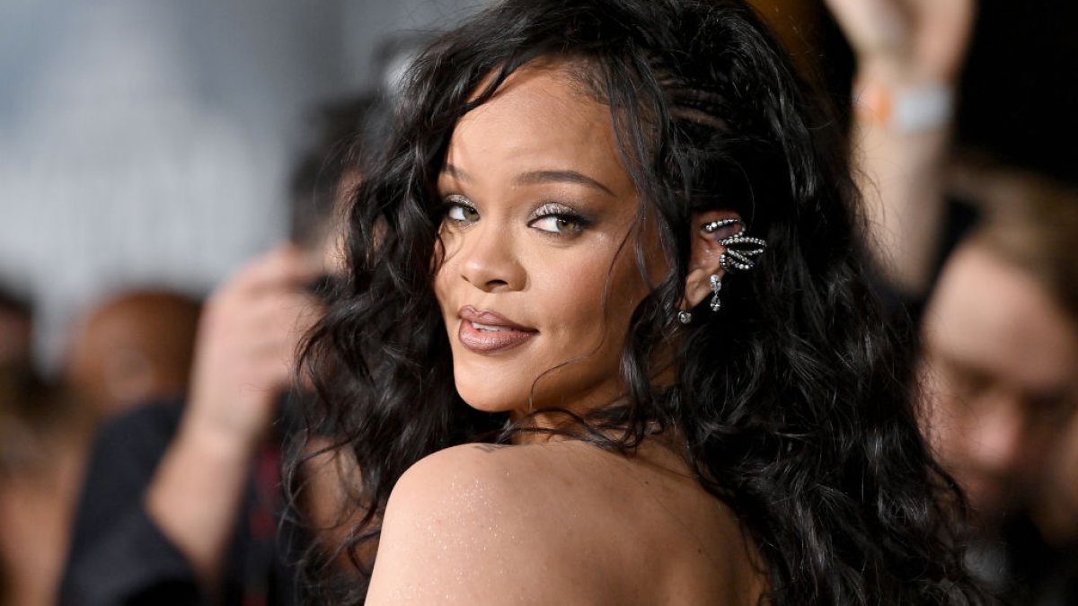 Rihanna’s Latest Pregnancy Photos Establish She’s a Total Savage