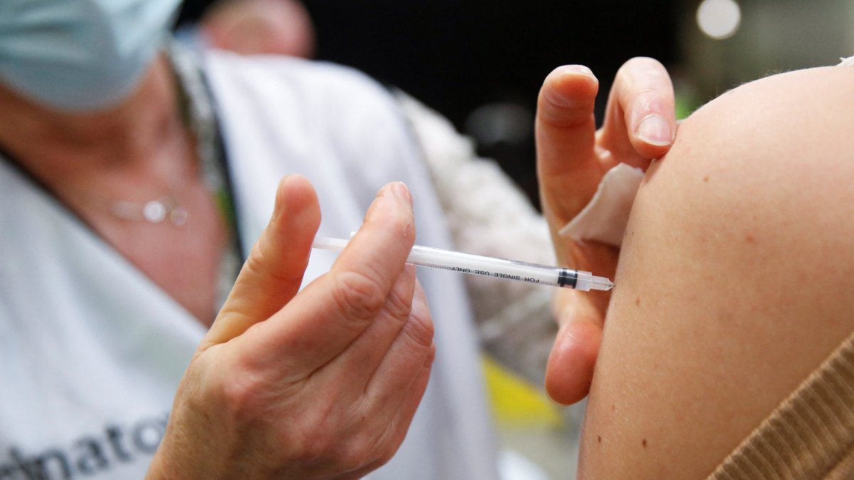 FDA advisors recommend that new Covid vaccines target an Omicron XBB variant this fall - Vimarsana News