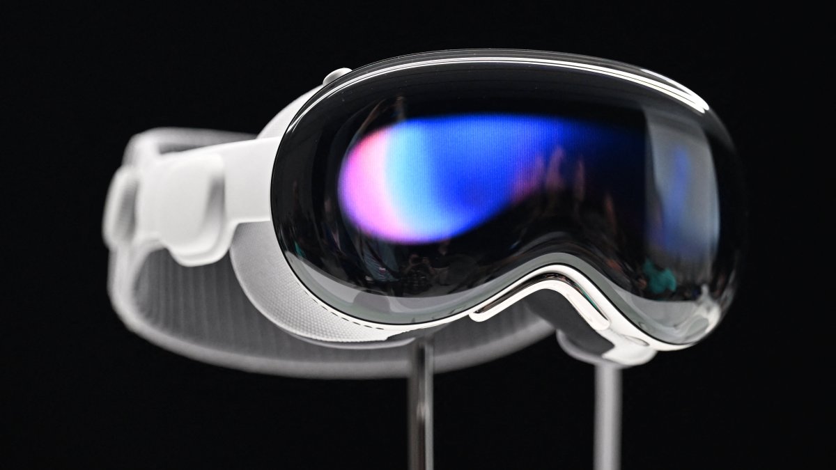 Apple's Entry Into VR With Its New Headset Is a 'Watershed Moment,' Say Top Industry Execs – NBC 6 South Florida - Vimarsana News