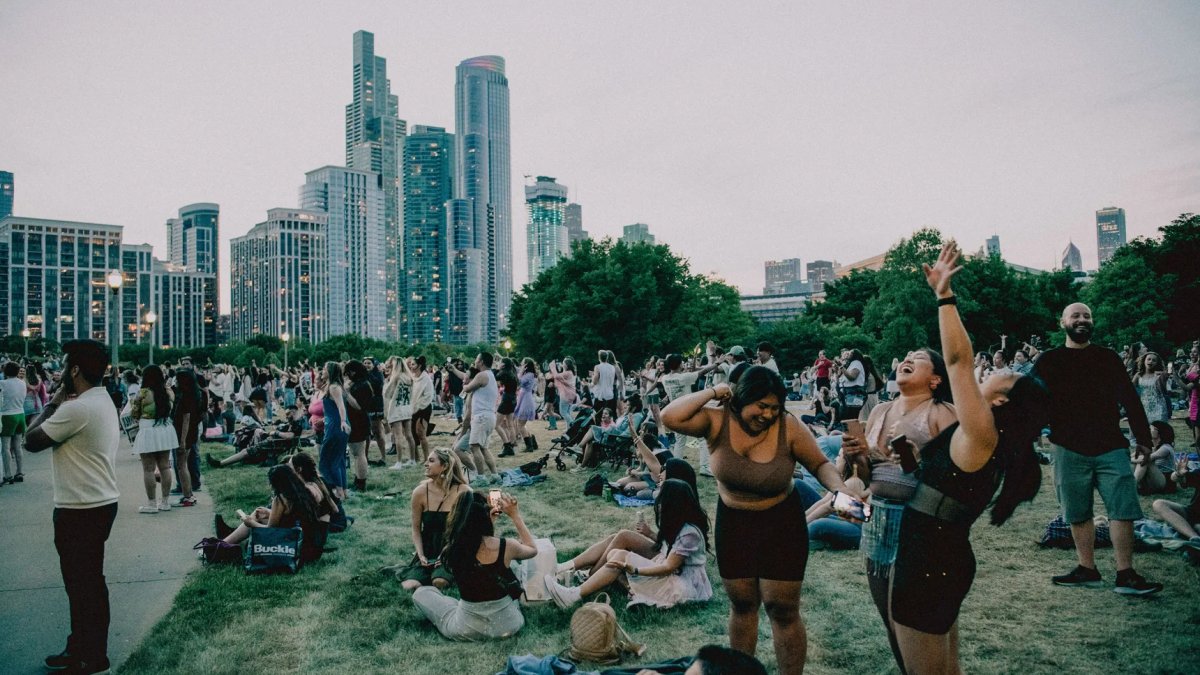 Ticketless Taylor Swift Lovers Are Gathering Exterior Stadiums for a Distinct Sort of Eras Tour Expertise