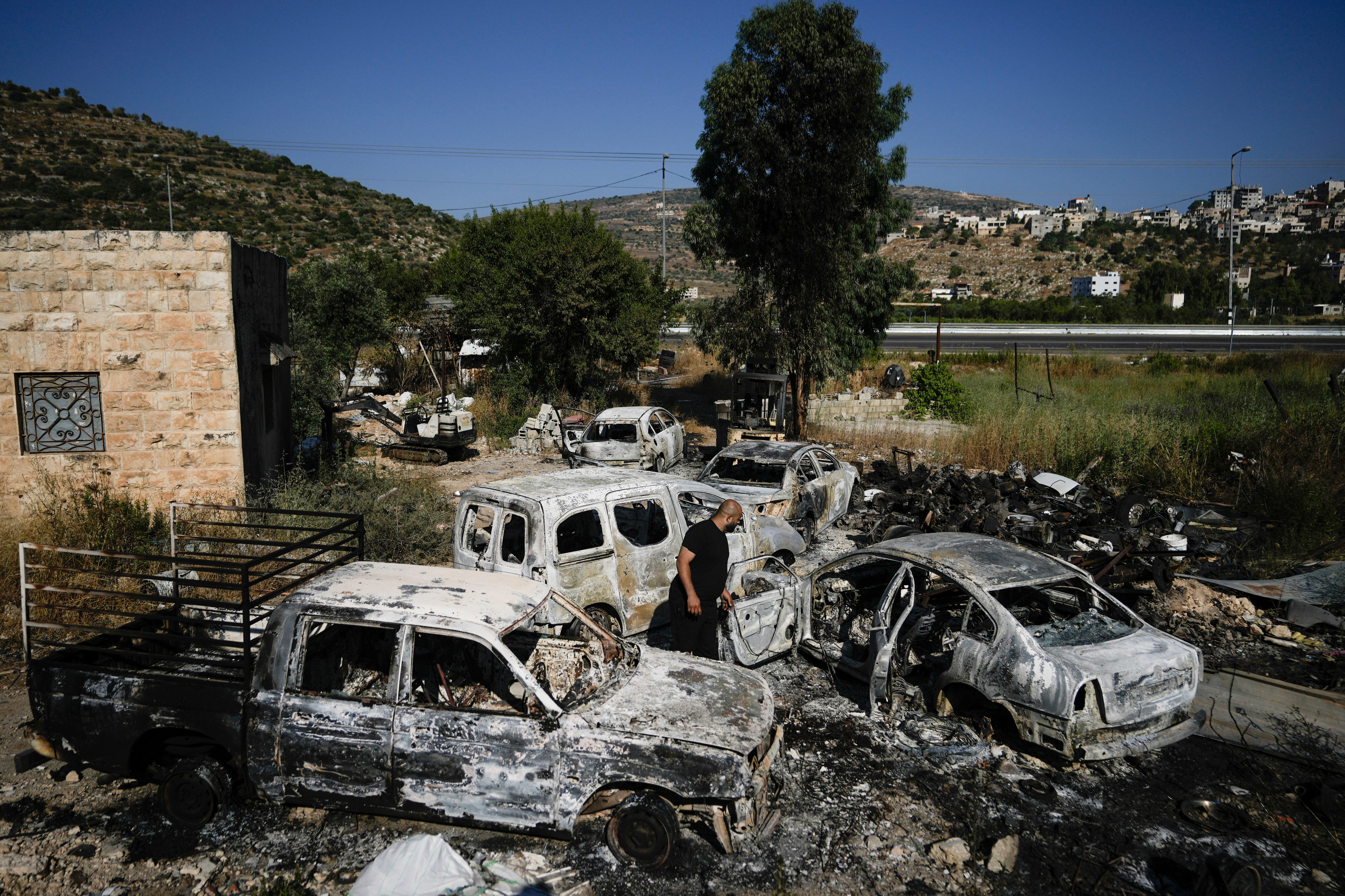 Israeli settlers storm Palestinian town, kill 1 – NBC 6 South Florida - Vimarsana News