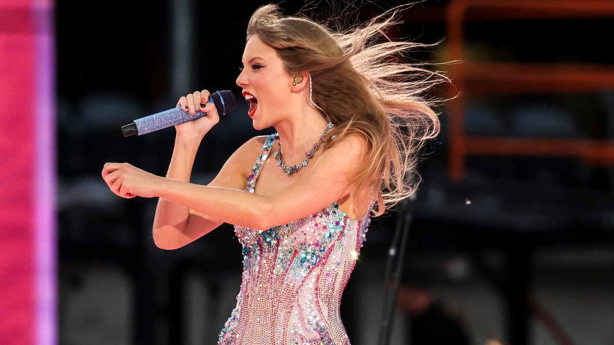 Taylor Swift difficulties plea to followers before accomplishing ‘Dear John’ forward of ‘Speak Now’ re-release
