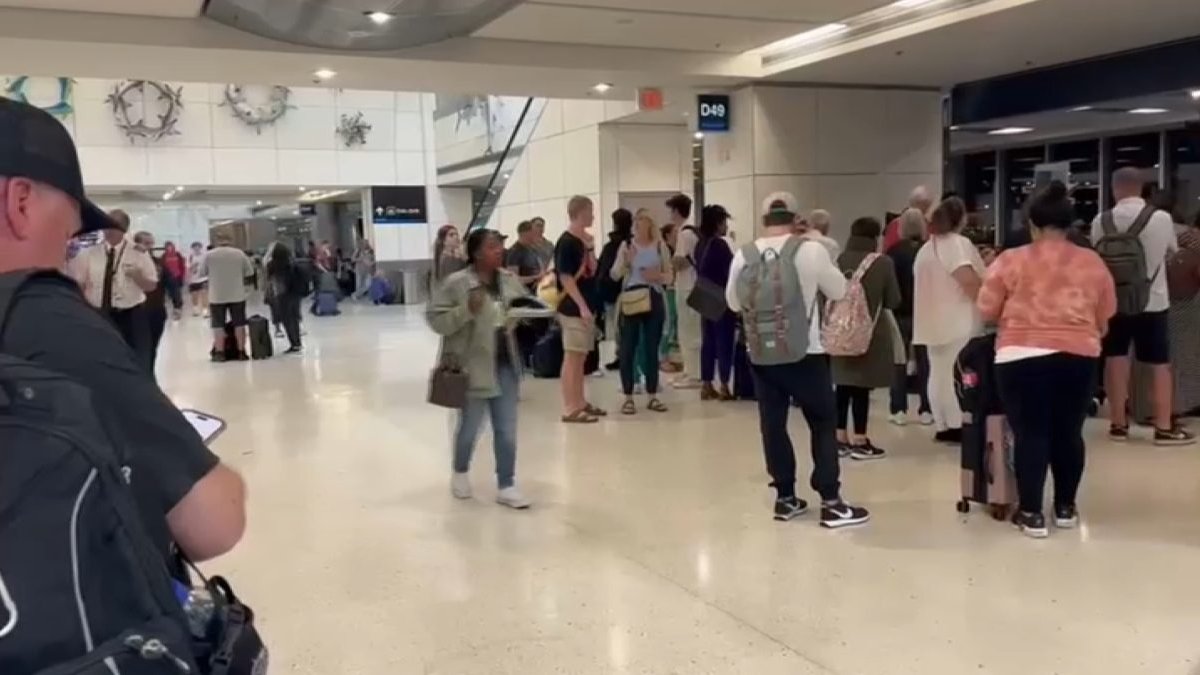 Baggage system outage causing massive delays at Miami International Airport Baggage system outage causing massive delays at Miami International Airport