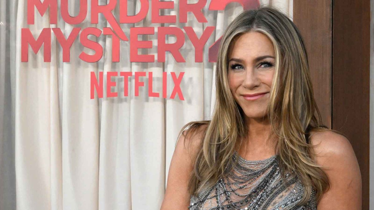 You should you should not give this backhanded compliment to Jennifer Aniston