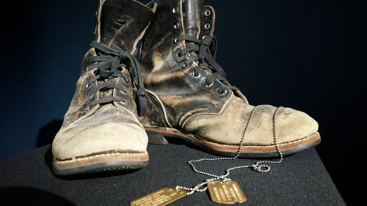 Alan Alda stored his boots and pet dog tags from ‘M*A*S*H’ for 40 many years. Now he’ll give them at auction