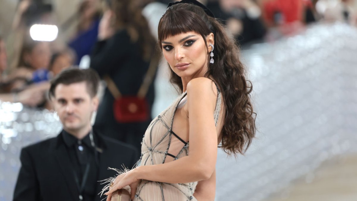 Emily Ratajkowski shows off fiery new pink hair coloration