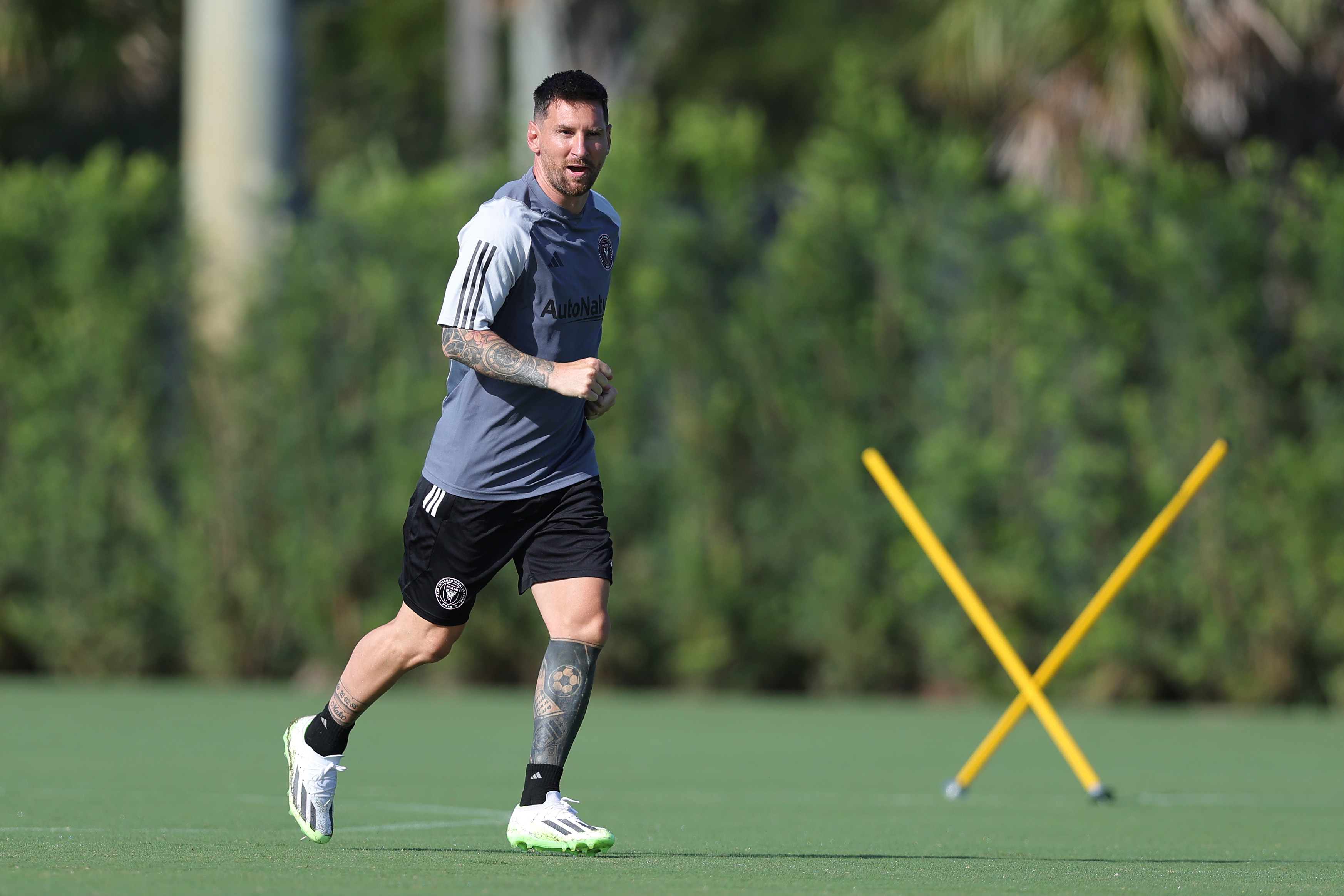 Lionel Messi takes to the practice field for first time since