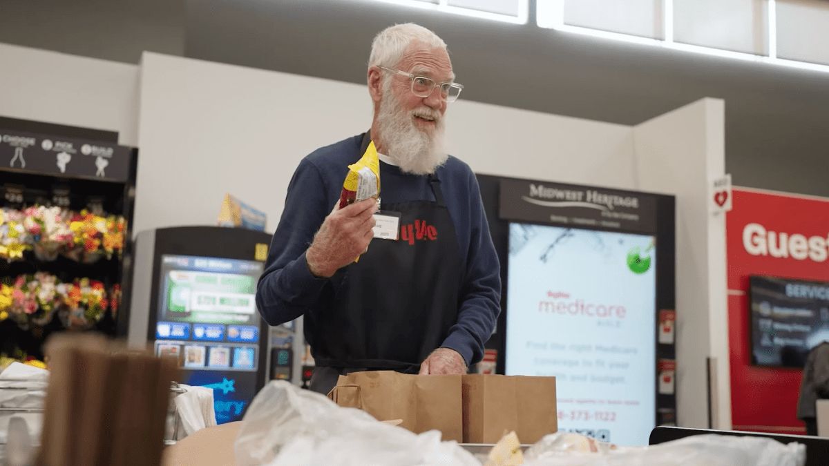 David Letterman operates surprise change bagging groceries at Hy-Vee