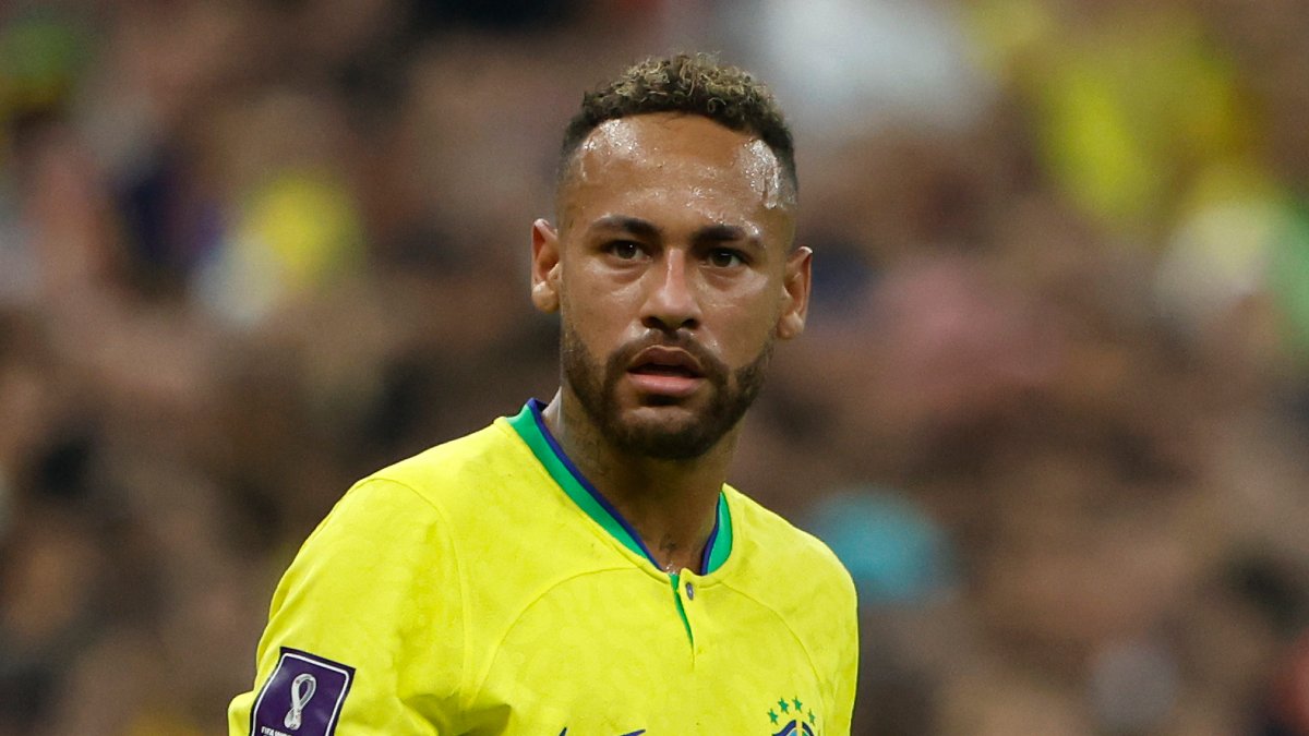 Neymar arrives with Brazil's team, is available for World Cup group match against Scot...