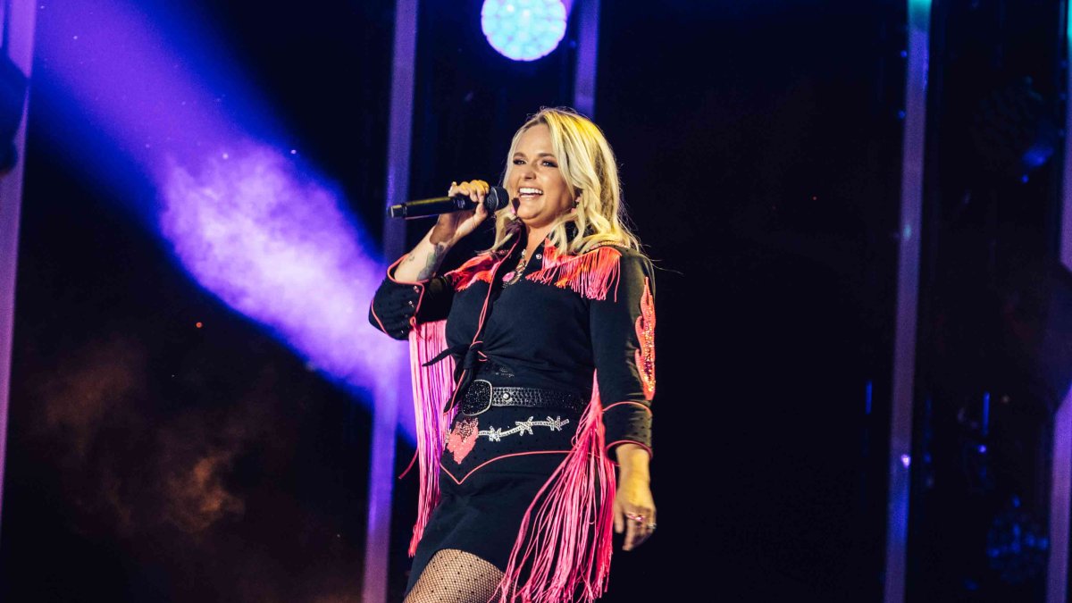 Miranda Lambert stops live performance mid-tune to contact out followers for getting selfie