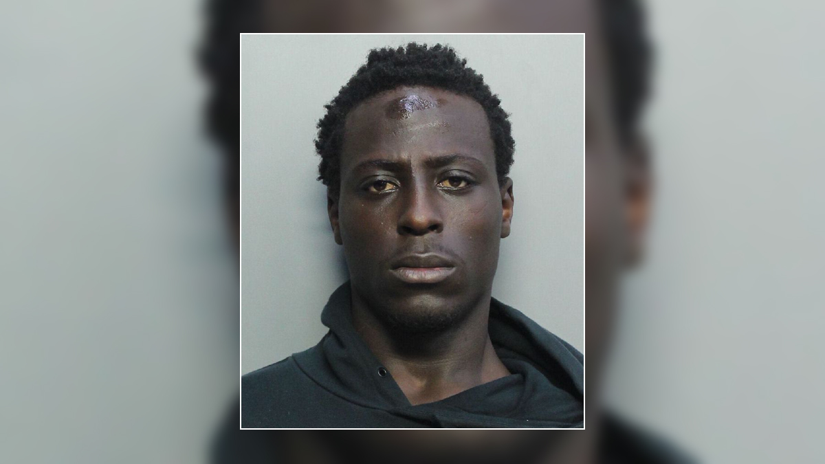 Man claims self defense for shooting at 4 MiamiDade Police officers in(01)