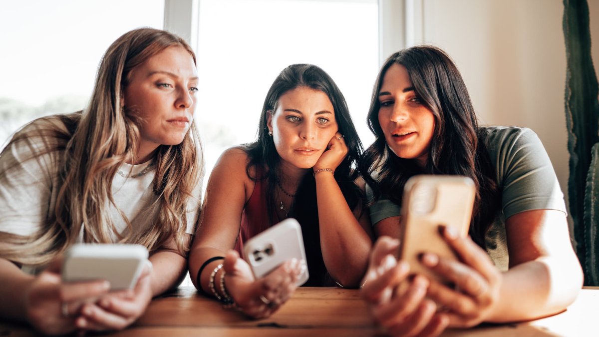 Here are 3 reasons you can't stop comparing yourself financially to others, says bestselling author - Vimarsana News