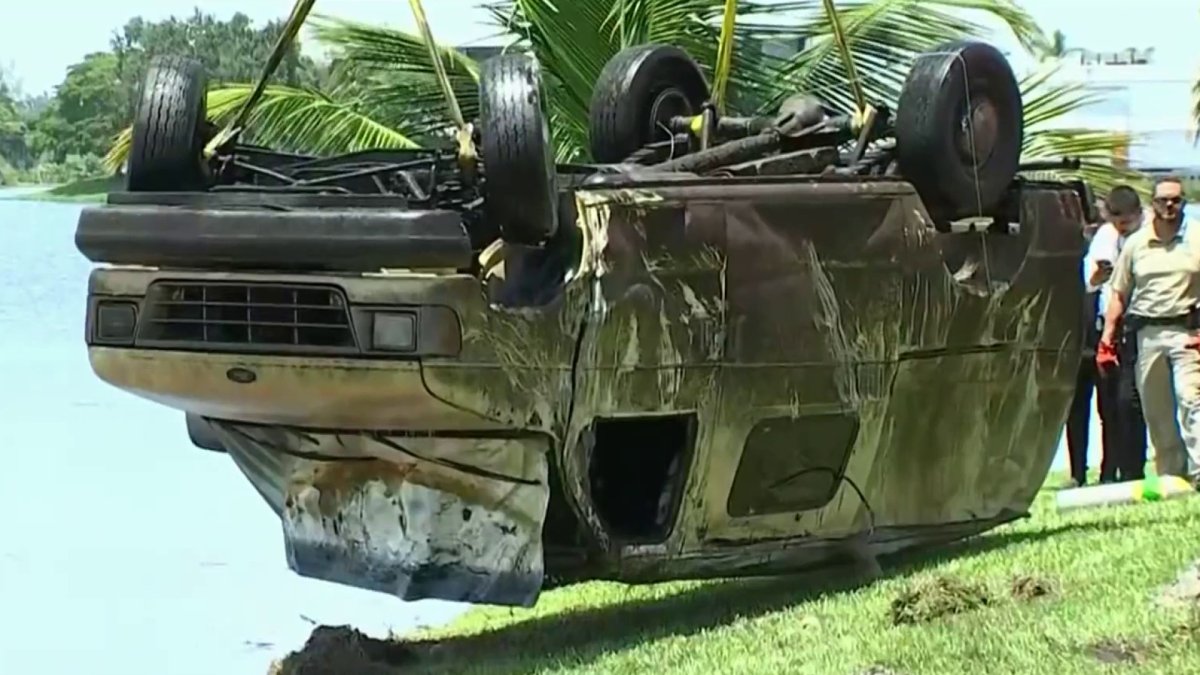 These volunteer divers go underwater to try to help solve cold cases in