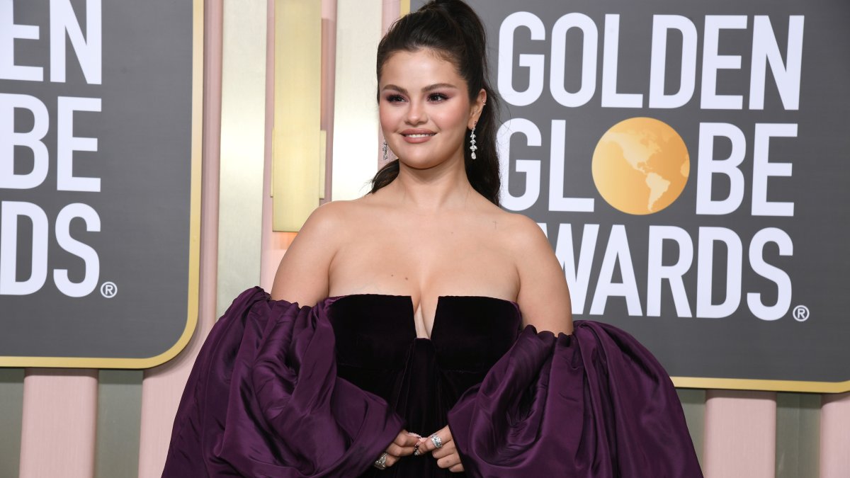 Selena Gomez reveals she broke her hand Selena Gomez reveals she broke her hand