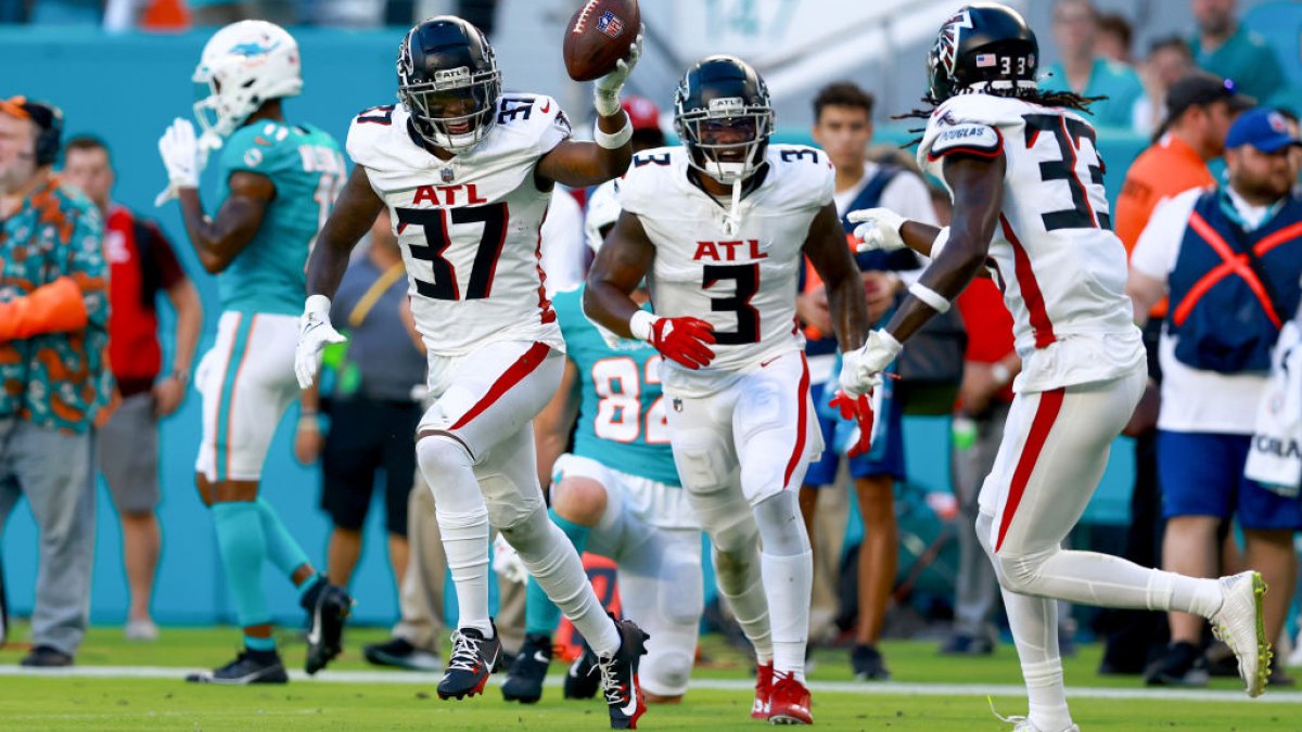 Jamal Anderson of the Atlanta Falcons dives into the endzone for his  News Photo - Getty Images