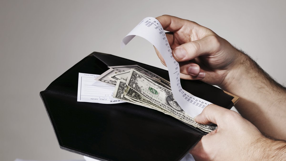 Tipping in restaurants falls for the first time in years. Blame 'tip fatigue' – NBC 6 South Florida - Vimarsana News