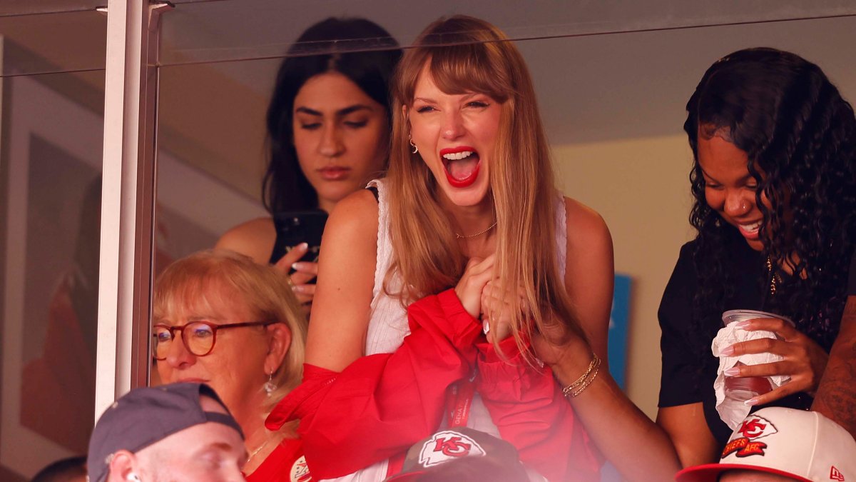 Taylor Swift and Travis Kelce seem on ‘SNL’ season debut